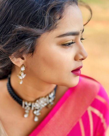 shivali-parab-gulabi-saree