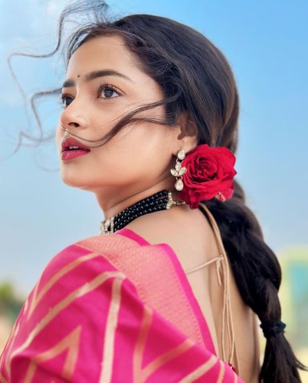 shivali-parab-gulabi-saree