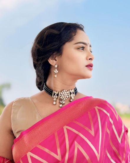 shivali-parab-gulabi-saree