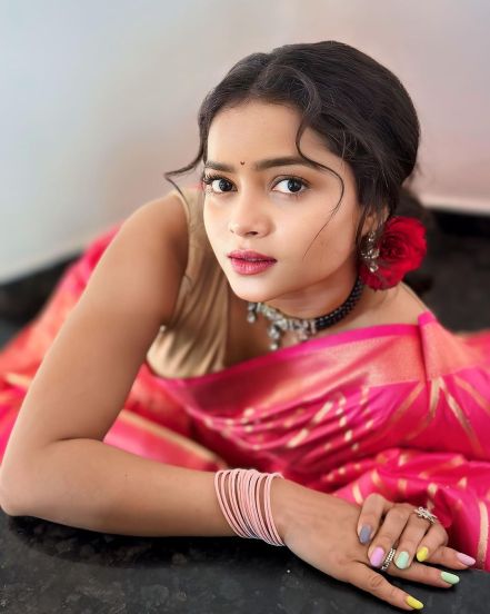 shivali-parab-gulabi-saree