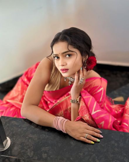 shivali-parab-gulabi-saree