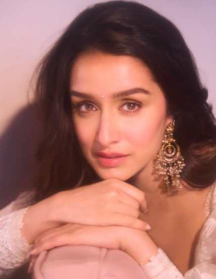 shraddha kapoor flaunts necklace with R pendant