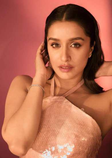 shraddha kapoor flaunts necklace with R pendant