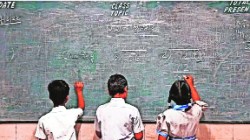 लेख: अनुदानित शाळांवरच ‘हक्कां’चा भार?