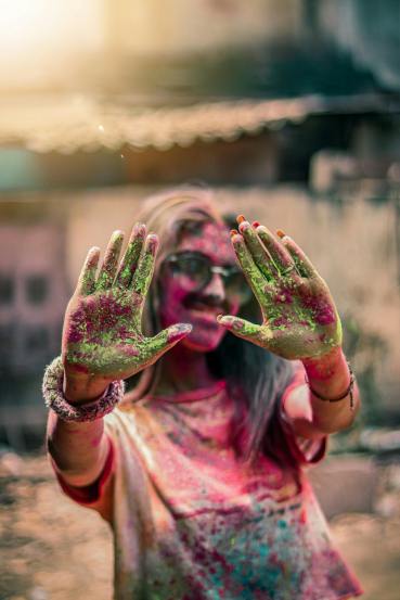 tips-to-clean-nails-after-holi 