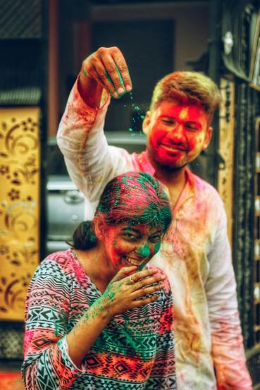 tips-to-clean-nails-after-holi 