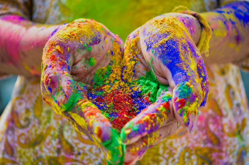tips-to-clean-nails-after-holi 