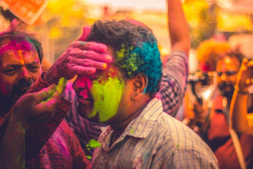 tips-to-clean-nails-after-holi 
