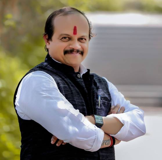 दरम्यान, उमेदवारी जाहीर झाल्यानंतर, नगरसेवक म्हणून काम करतांना जो विकासाचा पॅटर्न राबवला तोच पॅटर्न पुणे शहराच्या विकासासाठी राबवणार असल्याचं वसंत मोरे यांनी आपल्या प्रतिक्रियेत सांगितलं आहे.