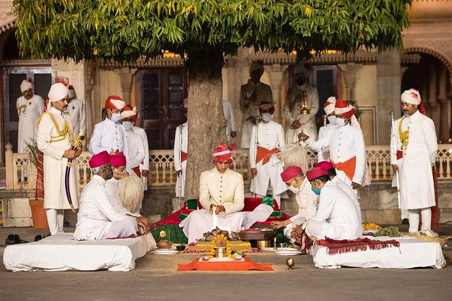 जयपूरचे राजघराणे: महाराजा सवाई मानसिंह आणि त्यांची पहिली पत्नी मरुधर कंवर यांना पुत्ररूपात भवानी सिंह झाले. भवानी सिंहांचे लग्न पद्मिनीदेवींशी झाले होते. त्यांना दिया कुमारी ही एकुलती एक मुलगी आहे.नंतर दिया कुमारींचे लग्न नरेंद्र सिंहांशी झाले. त्यांना दोन मुले झाली पद्मनाभ सिंह आणि लक्ष्यराज सिंह, तर मुलगी आहे गौरवी. दिया सध्या सवाई माधोपूर येथून भाजपा आमदार आहेत.