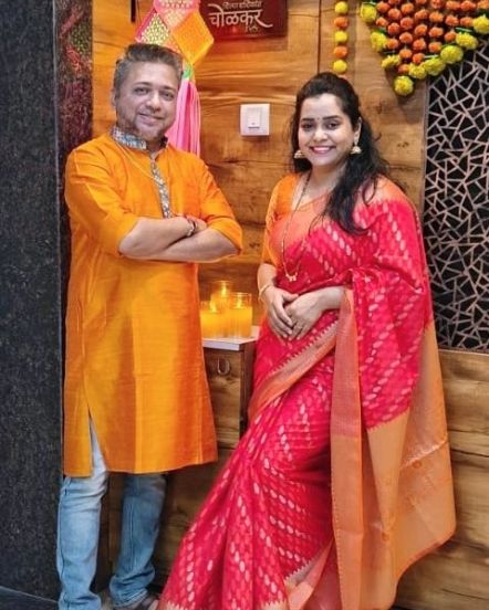 गेल्या कित्येक वर्षांपासून मंदार चोळकर मालिका, नाटक, चित्रपटासाठी गाणी लिहित आहेत.