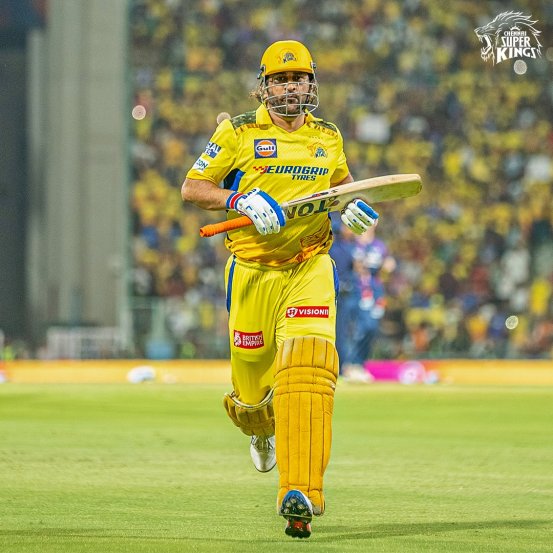 षटकारलखनौविरूद्धच्या २९ धावांच्या खेळीत धोनीने २ षटकार लगावले, त्यापैकी पहिलाच षटकार लगावताच धोनीचे या सीझनमधील ७ षटकार पूर्ण झाले.(फोटो- चेन्नई सुपर किंग्स सोशल मीडिया)