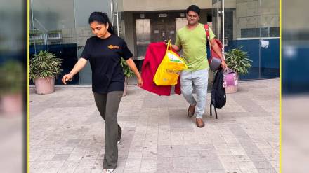 Marathi actor Kushal Badrike funny photo with wife sunayna badrike