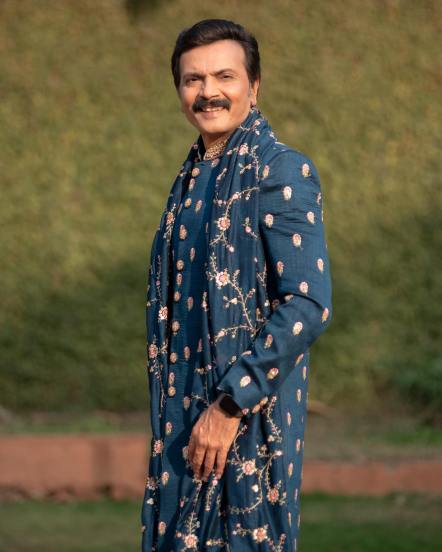 ‘आई कुठे काय करते’ मालिकेतील अनिरुद्ध म्हणजे अभिनेते मिलिंद गवळी यांना प्रेक्षकांचं विशेष प्रेम मिळत आहे. नकारात्मक बाजू असलेली तरी मिलिंद गवळींनी साकारलेला अनिरुद्ध प्रेक्षकांच्या चांगलाच पसंतीस पडला आहे.