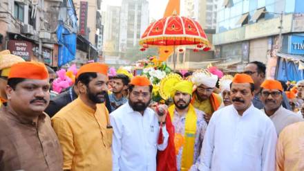 ठाणे : मुख्यमंत्र्यांच्या पायी सहभागामुळे स्वागत यात्रा विस्कळीत (छाया-दीपक जोशी)