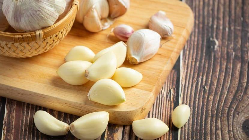 Can eating raw garlic reduce cholesterol Read what the experts say 100 gram garlic contains these nutrients 