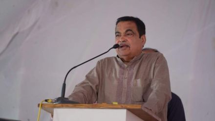 Why did Nitin Gadkari say that blockade the forest officials in Gadchiroli