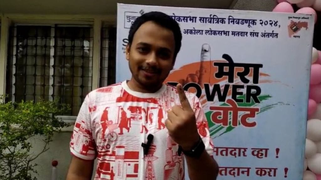 akola loksabha election 2024 young man Parimal Asanare reached Akola from Singapore for voting