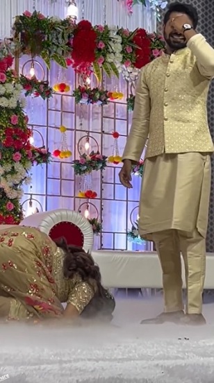 अंगठी घालताना दोघं देखील एकमेकांच्या पाया पडताना दिसले. त्यांची ही कृती पाहून उपस्थितांनी जोरदार टाळ्या वाजवल्या.