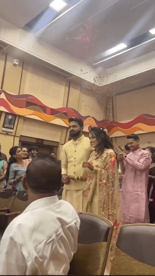 ९ एप्रिलला अभिषेक व सोनालीचा मोठ्या थाटामाटात साखरपुडा पार पडला. या साखरपुड्याचे फोटो, व्हिडीओ सध्या सोशल मीडियावर व्हायरल होतं आहेत.