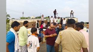 Jalgaon, Private Bus Overturns in jalgaon, Five Injured, five injured in Bus Overturns, Guardian Minister Gulabrao, Relief Efforts, Minister Gulabrao Patil Leads Relief Efforts,