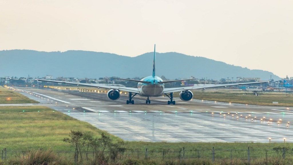 Mumbai airport, Take-off and landing,