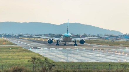 Mumbai airport, Take-off and landing,