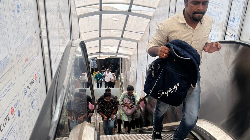 mumbai csmt marathi news, mumbai csmt slide stairs marathi news mumbai csmt marathi news, mumbai csmt slide stairs marathi news