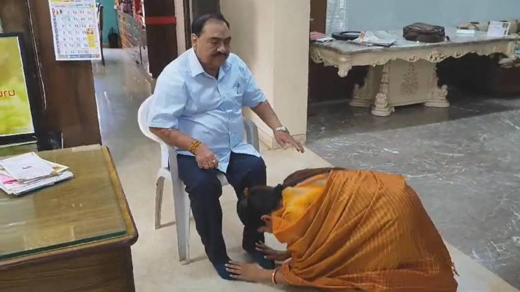 eknath khadse bless bjp candidate raksha khadse before filing her application form in raver lok sabha constituency eknath khadse bless bjp candidate raksha khadse before filing her application form in raver lok sabha constituency