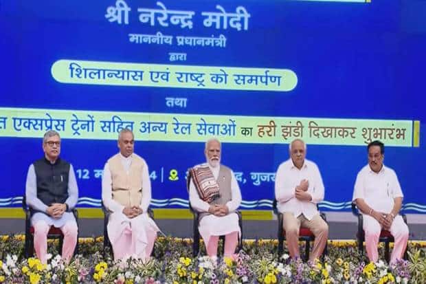 या पायाभरणी कार्यक्रमाला पंतप्रधान नरेंद्र मोदी, गुजरातचे राज्यपाल आचार्य देवव्रत आणि मुख्यमंत्री भूपेंद्र पटेल, केंद्रीय मंत्री अश्विनी वैष्णव उपस्थित होते.