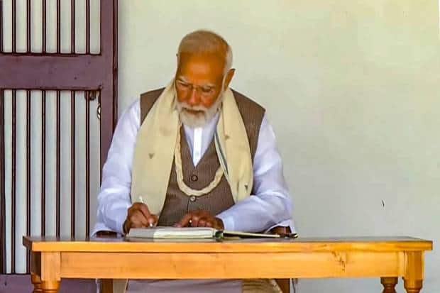 साबरमती आश्रम प्रकल्पाच्या मास्टर प्लॅनच्या शुभारंभाच्या आधी, पंतप्रधान नरेंद्र मोदी यांनी साबरमती आश्रमातील Visitor Book मध्ये स्वतःचे नाव नोंद केल्याचे पाहायला मिळाले.