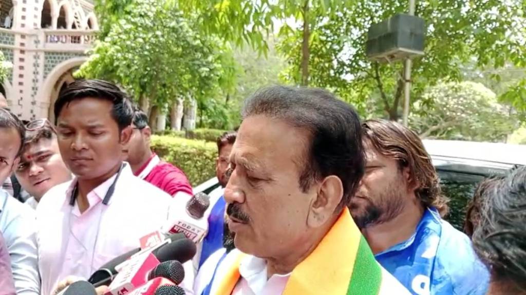 sanjay raut spoke offensive and derogatory manner about female candidate navneet rana says girish mahajan