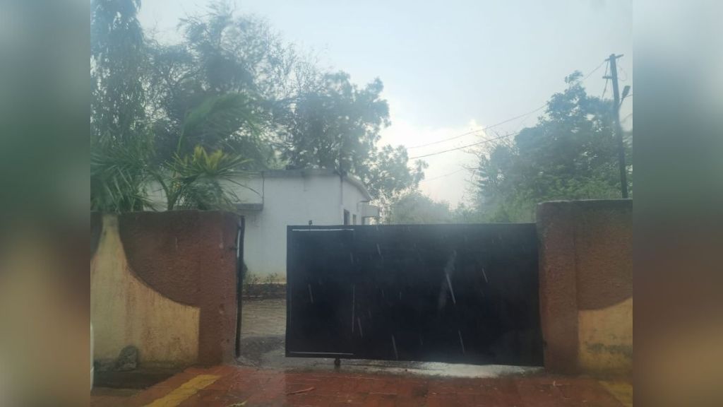 46 lakhs in the bungalow and house of the corrupt Tehsildar 46 lakhs in the bungalow and house of the corrupt Tehsildar