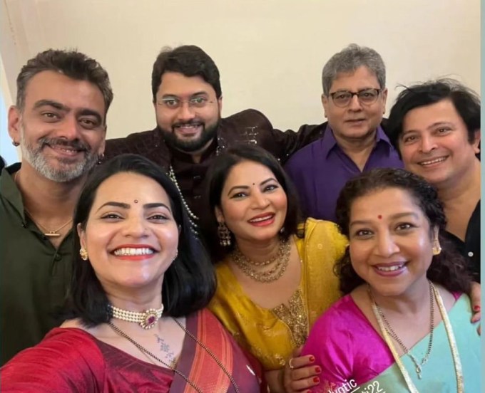 सध्या हे मराठी कलाकार सोशल मीडियावर कौस्तुभ व किर्तीच्या लग्नाचे फोटो शेअर करून दोघांना लग्नाच्या शुभेच्छा देताना दिसत आहेत.