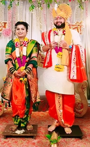 लग्न विधीसाठी कौस्तुभ व किर्तीने मराठमोळा लूक केला होता. अभिनेत्याने ऑफ व्हाइट रंगाचा कुर्ता आणि केशरी रंगाचं धोतर परिधान केलं होतं. शिवाय कौस्तुभने या लूकवर पिवळ्या रंगाचा फेटा घातला होता. तसेच अभिनेत्याच्या बायकोने केशरी रंगाची नऊवारी साडी नेसली होती.