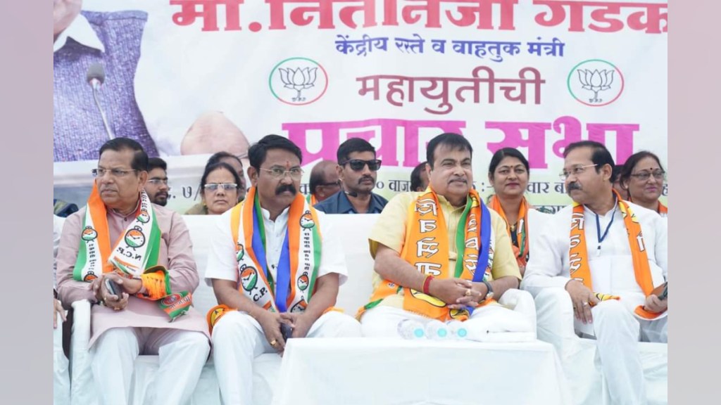 in Bhandara Campaigning Raises Questions on Nitin Gadkari that doing Self Promotion or candidate sunil mendhe s pramotion