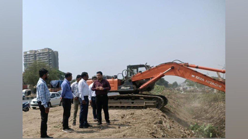 Panvel Municipal Commissioner, Inspects Drain Cleaning Work, Emphasizes Pre Monsoon Preparedness, before monsoon Drain Cleaning Work, drain cleaning in panvel, panvel municipal commissioner, kalamboli,