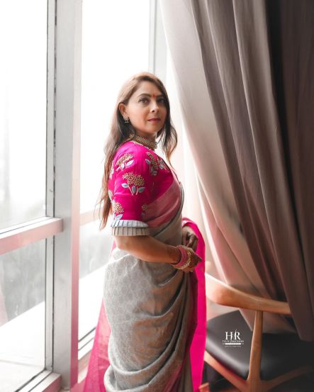 sonalee-kulkarni-aari-work-blouse
