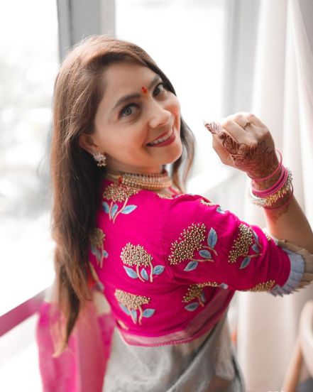 sonalee-kulkarni-aari-work-blouse