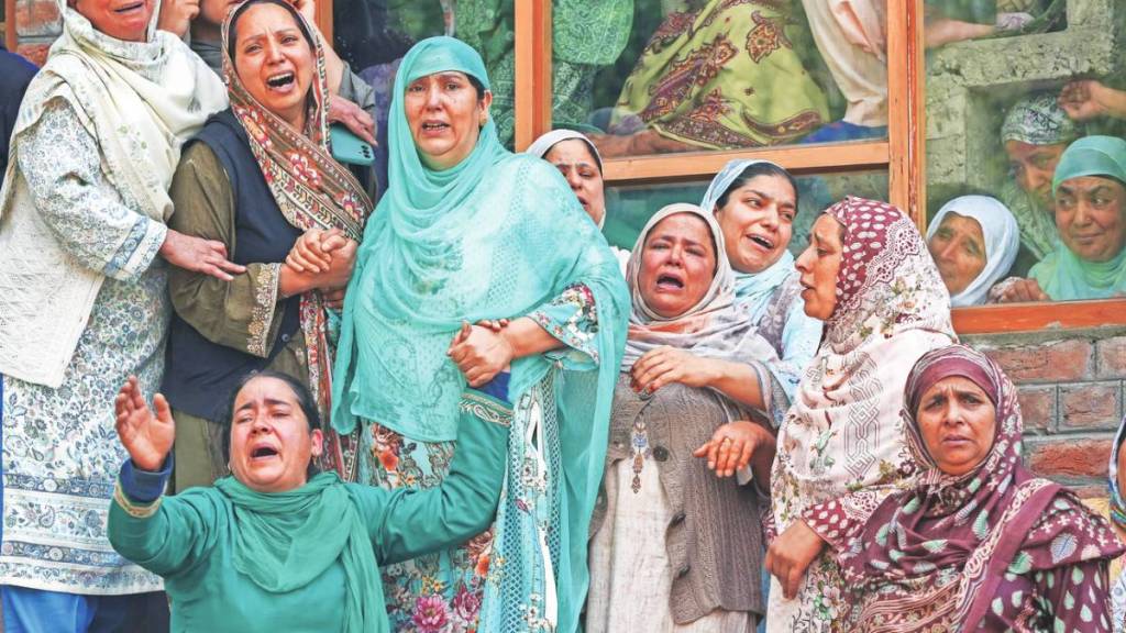 рдирд╛рд╡ рджреБрд░реНрдШрдЯрдиреЗрддреАрд▓ рдореГрддрд╛рдВрдЪреНрдпрд╛ рдХреБрдЯреБрдВрдмреАрдпрд╛рдВрдирд╛ рд╢реЛрдХ рдЕрдирд╛рд╡рд░ рдЭрд╛рд▓рд╛. рдирд╛рд╡ рджреБрд░реНрдШрдЯрдиреЗрддреАрд▓ рдореГрддрд╛рдВрдЪреНрдпрд╛ рдХреБрдЯреБрдВрдмреАрдпрд╛рдВрдирд╛ рд╢реЛрдХ рдЕрдирд╛рд╡рд░ рдЭрд╛рд▓рд╛.