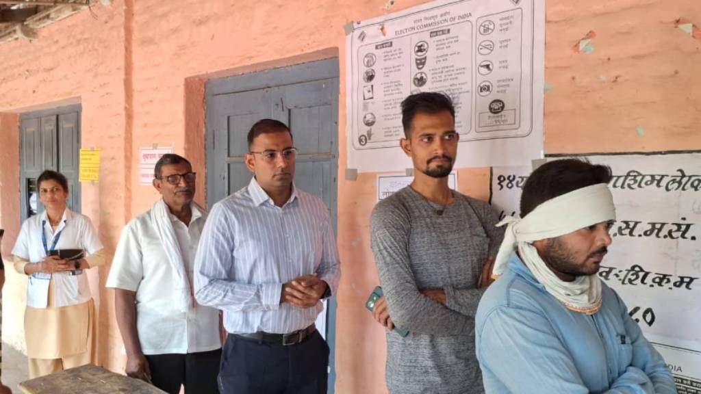 yavatmal collector and district electoral officer stood in a queue and cast vote yavatmal collector and district electoral officer stood in a queue and cast vote