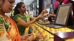 Gold-Silver Price: वटपौर्णिमेच्या दिवशी सोन्याच्या दरात बदल; मुंबई-पुण्यात १० ग्रॅमसाठी किती पैसै मोजावे लागणार?