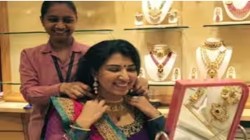 Gold-Silver Price: ग्राहकांच्या चेहऱ्यावर आनंद! चांदी झाली स्वस्त; तर मुंबई-पुण्यात १० ग्रॅम सोन्याचा भाव काय?