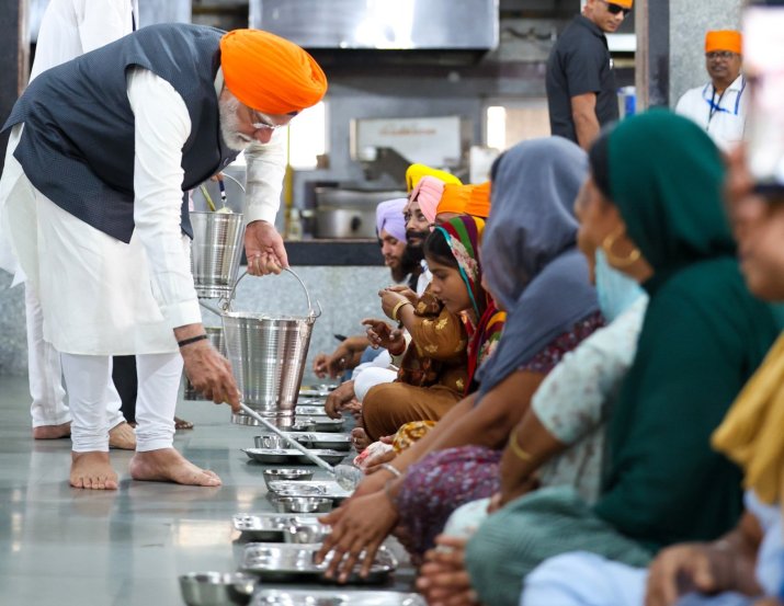 त्यांच हे फोटो सोशल मीडियावर आता तुफान व्हायरल होत आहेत. (फोटो - नरेंद्र मोदी / X)