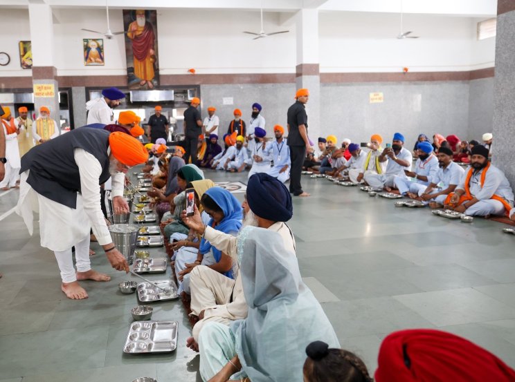 तसंच त्यांनी भाविकांना जेवण वाढण्याचंही काम केलं. ((फोटो - नरेंद्र मोदी / X)