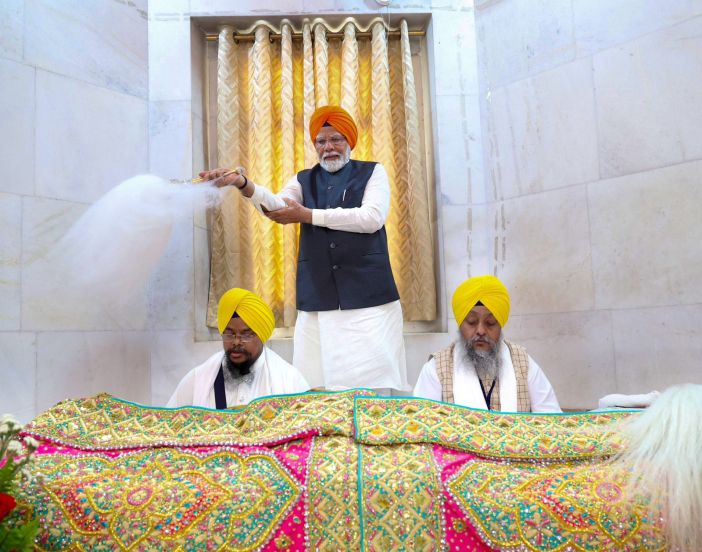 पाटणा साहिब गुरुद्वारात गेल्यानंतर पंतप्रधान नरेंद्र मोदींची अनेक छायाचित्र सोशल मीडियावरून समोर आली आहेत. (फोटो - डीडी न्यूज)