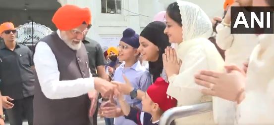 तसंच, तेथील उपस्थित लहान मुलांबरोबरही त्यांनी थोडा वेळ घालवला.