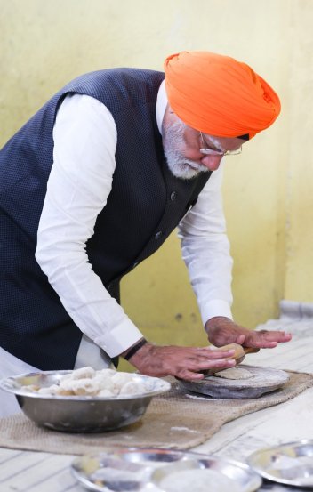 आज त्यांनी चपात्याही लाटल्या. (फोटो - नरेंद्र मोदी / X)