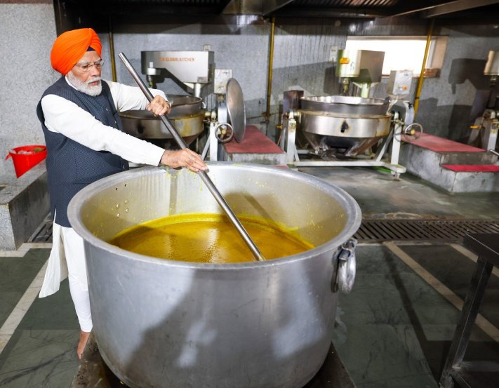 पंतप्रधान नरेंद्र मोदी ज्या राज्यात जातात तेथील वेष परिधान करतात. त्याचप्रमाणे मंदिरातही तिथली संस्कृती आत्मसात करतात. (फोटो - नरेंद्र मोदी / X)