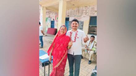 Jalgaon, voting, onion, onion garlands,